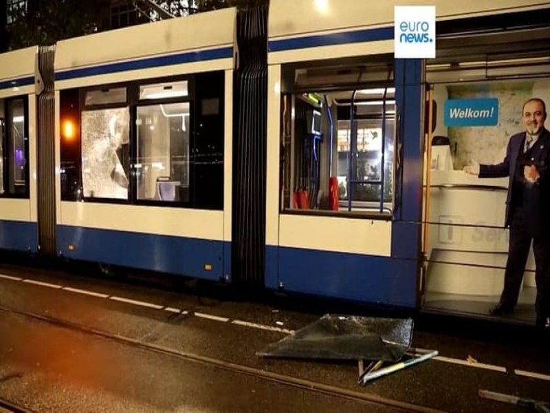 Manifestantes ateiam fogo em bonde e gritam ?judeus so um cncer? em Amsterd